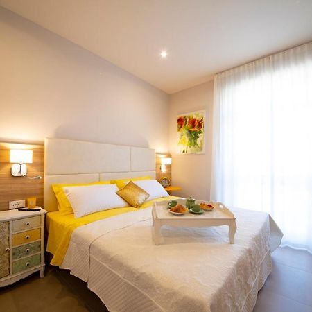 Apart-Hotel La Rocchetta Паденге-суль-Гарда Экстерьер фото
