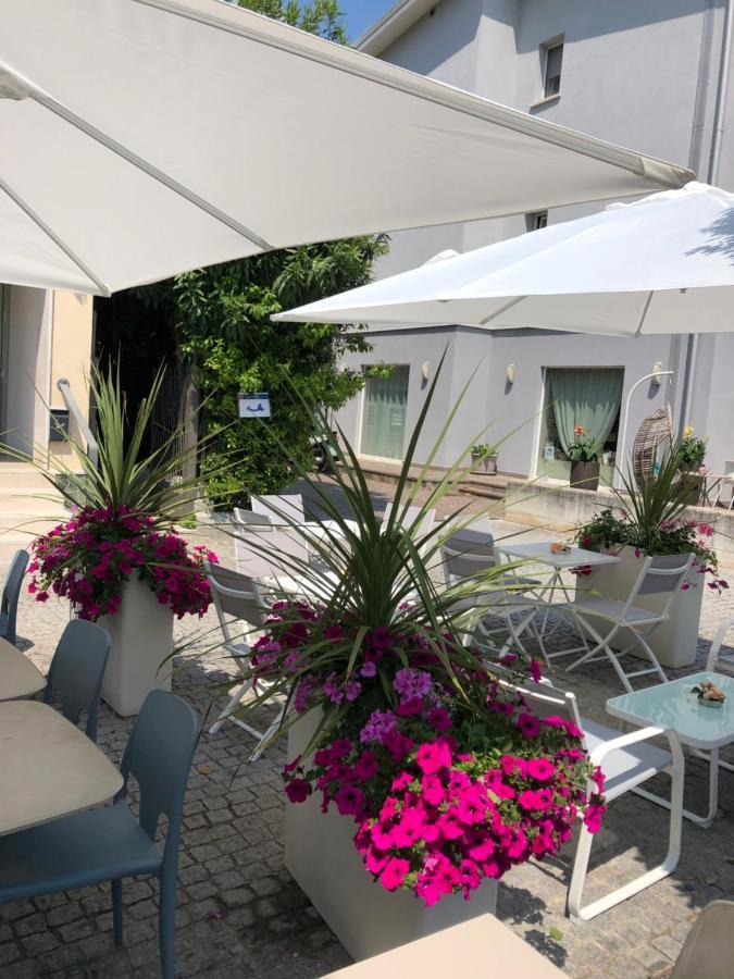 Apart-Hotel La Rocchetta Паденге-суль-Гарда Экстерьер фото