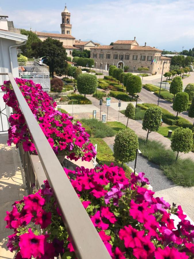 Apart-Hotel La Rocchetta Паденге-суль-Гарда Экстерьер фото