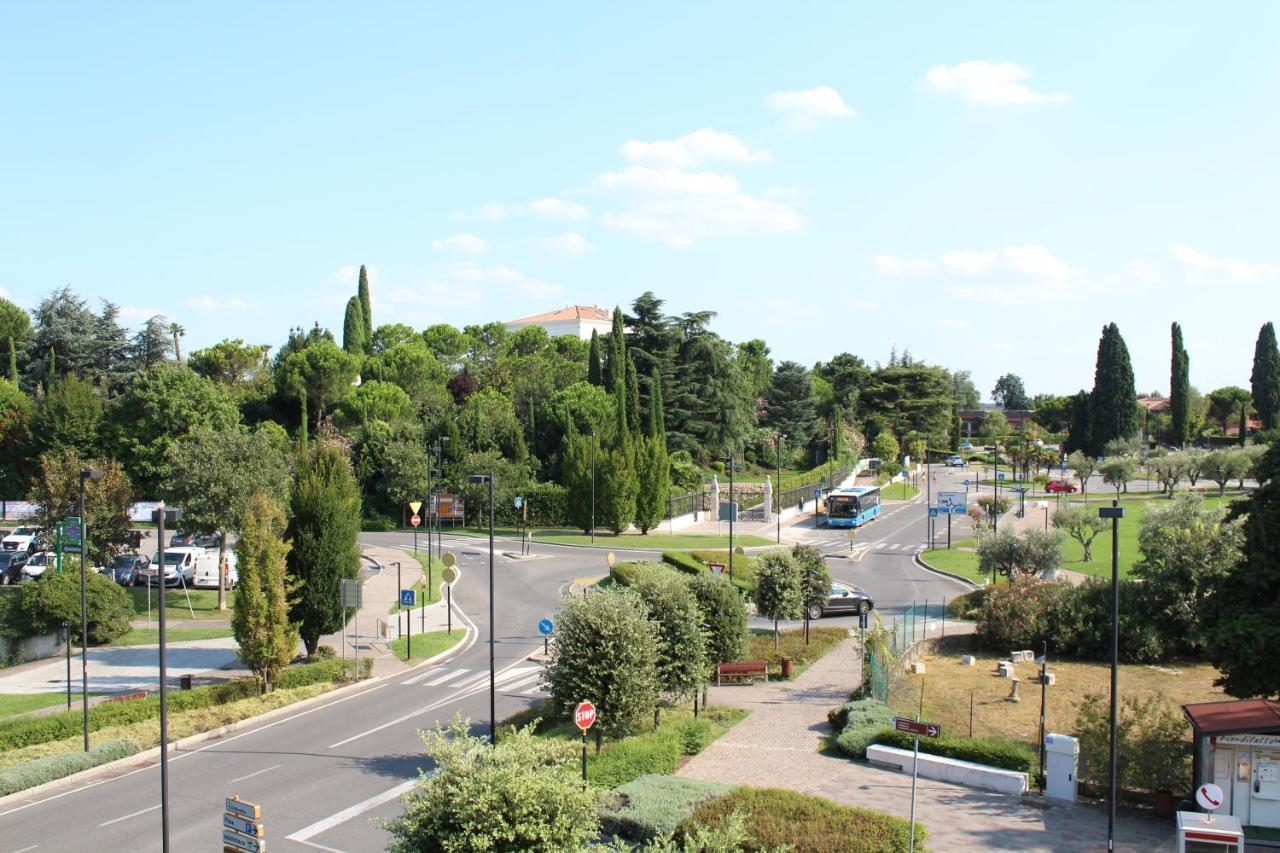 Apart-Hotel La Rocchetta Паденге-суль-Гарда Экстерьер фото