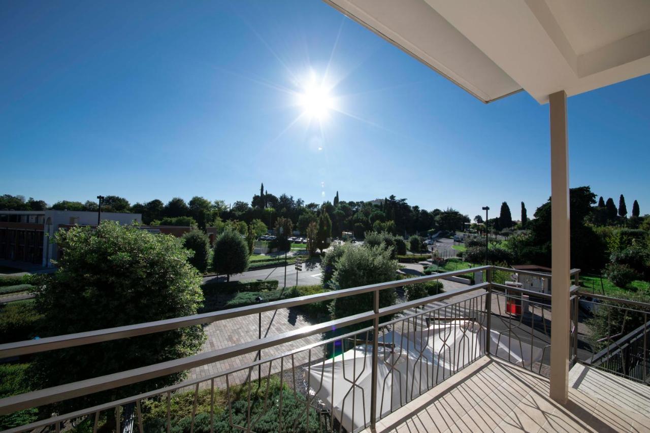 Apart-Hotel La Rocchetta Паденге-суль-Гарда Экстерьер фото