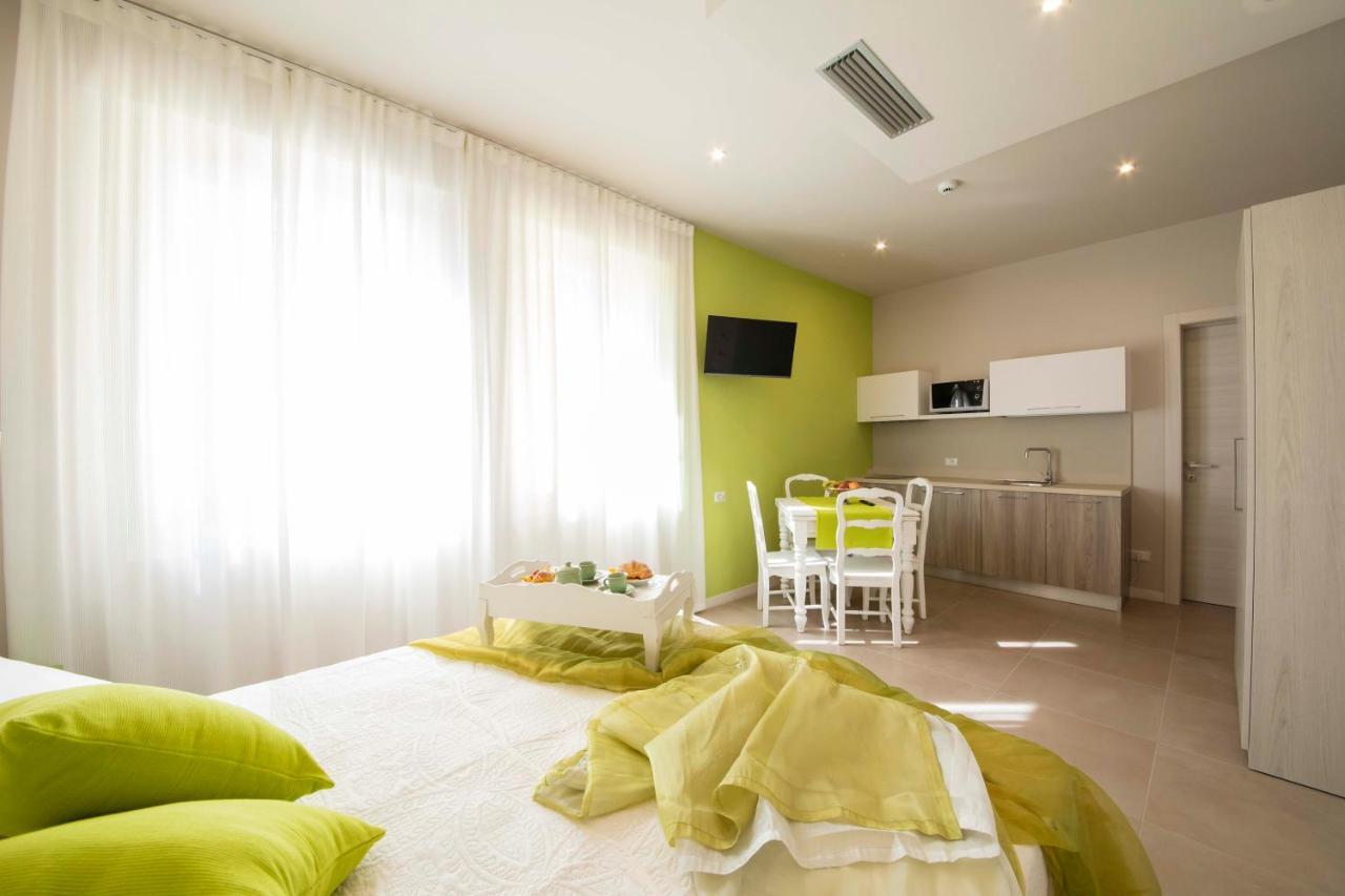 Apart-Hotel La Rocchetta Паденге-суль-Гарда Экстерьер фото