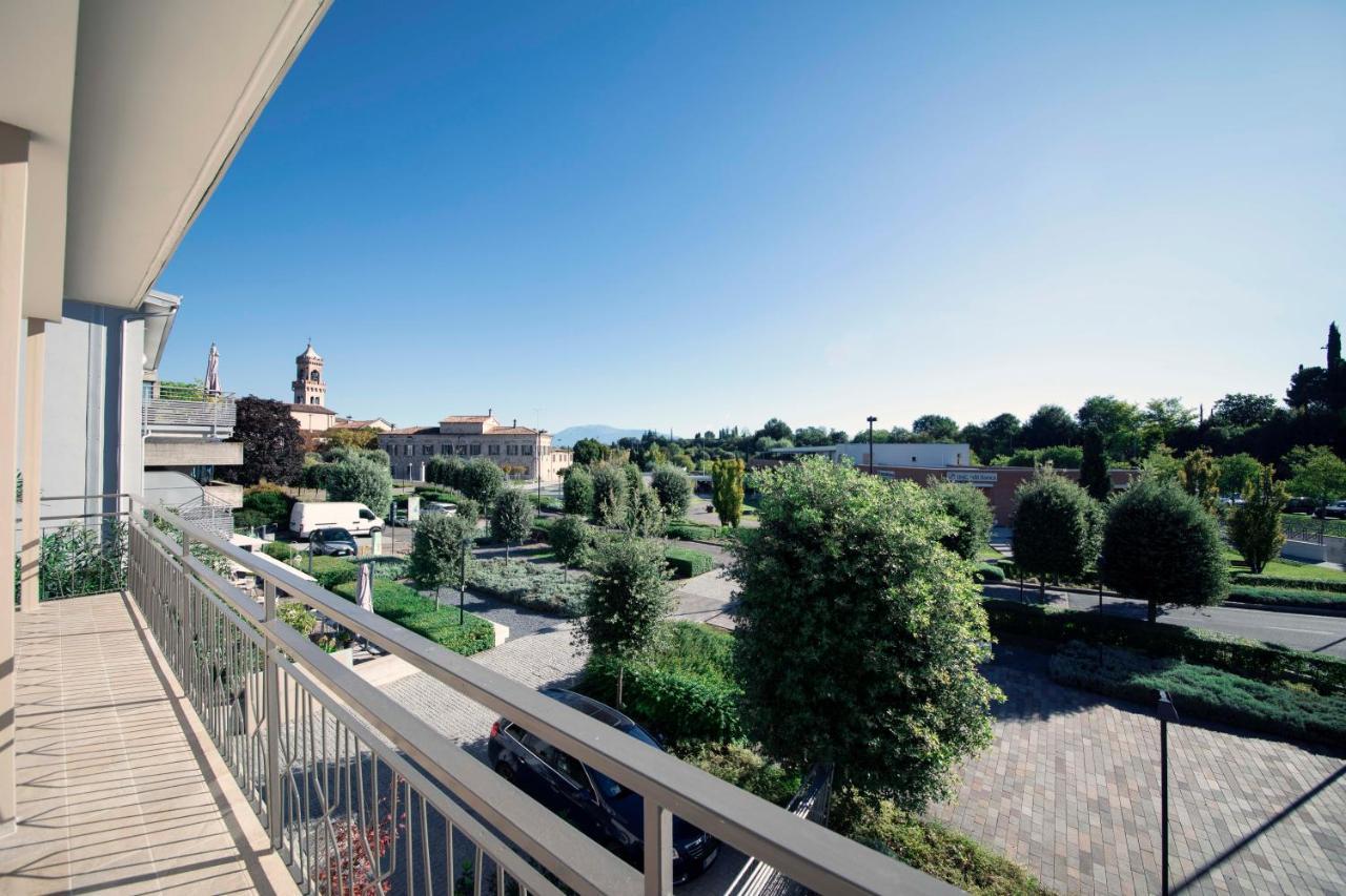Apart-Hotel La Rocchetta Паденге-суль-Гарда Экстерьер фото