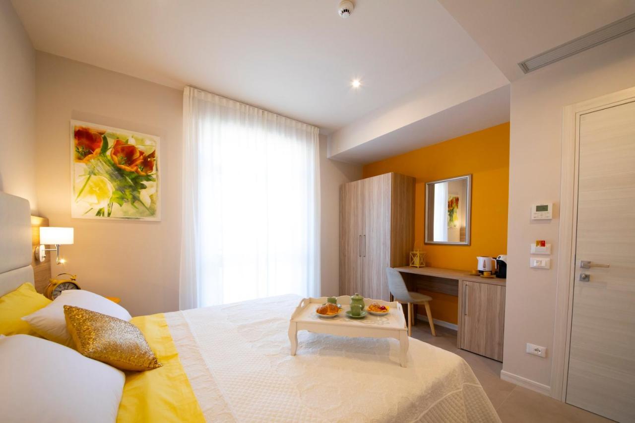 Apart-Hotel La Rocchetta Паденге-суль-Гарда Экстерьер фото