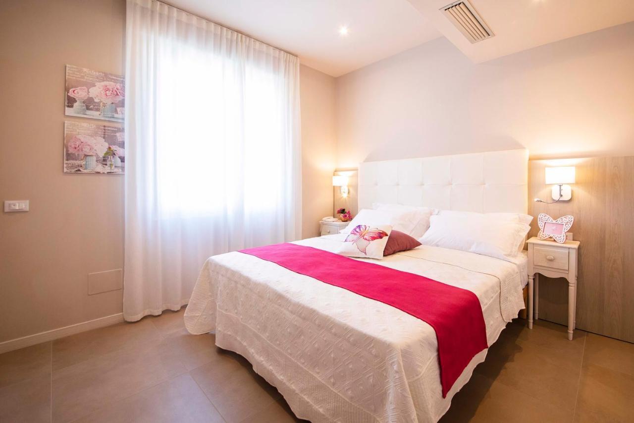 Apart-Hotel La Rocchetta Паденге-суль-Гарда Экстерьер фото