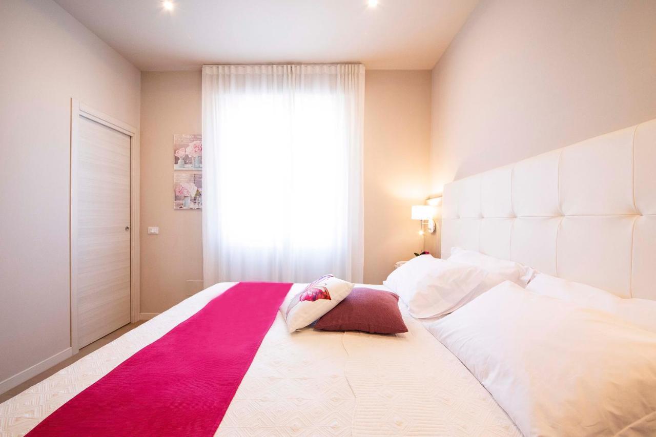 Apart-Hotel La Rocchetta Паденге-суль-Гарда Экстерьер фото
